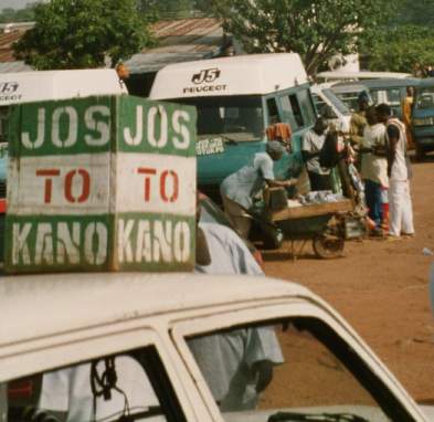 Gut organisierter Buschtaxistand in Jos
